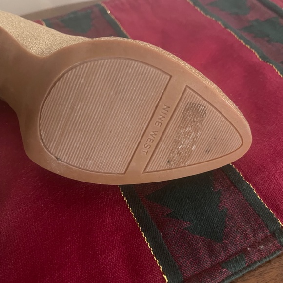 NINE WEST LIGHT GOLD HEELS - Picture 4 of 4